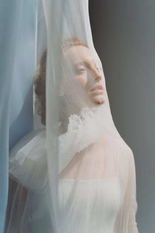 Бесплатное стоковое фото с prewedding, белая ткань, белое платье
