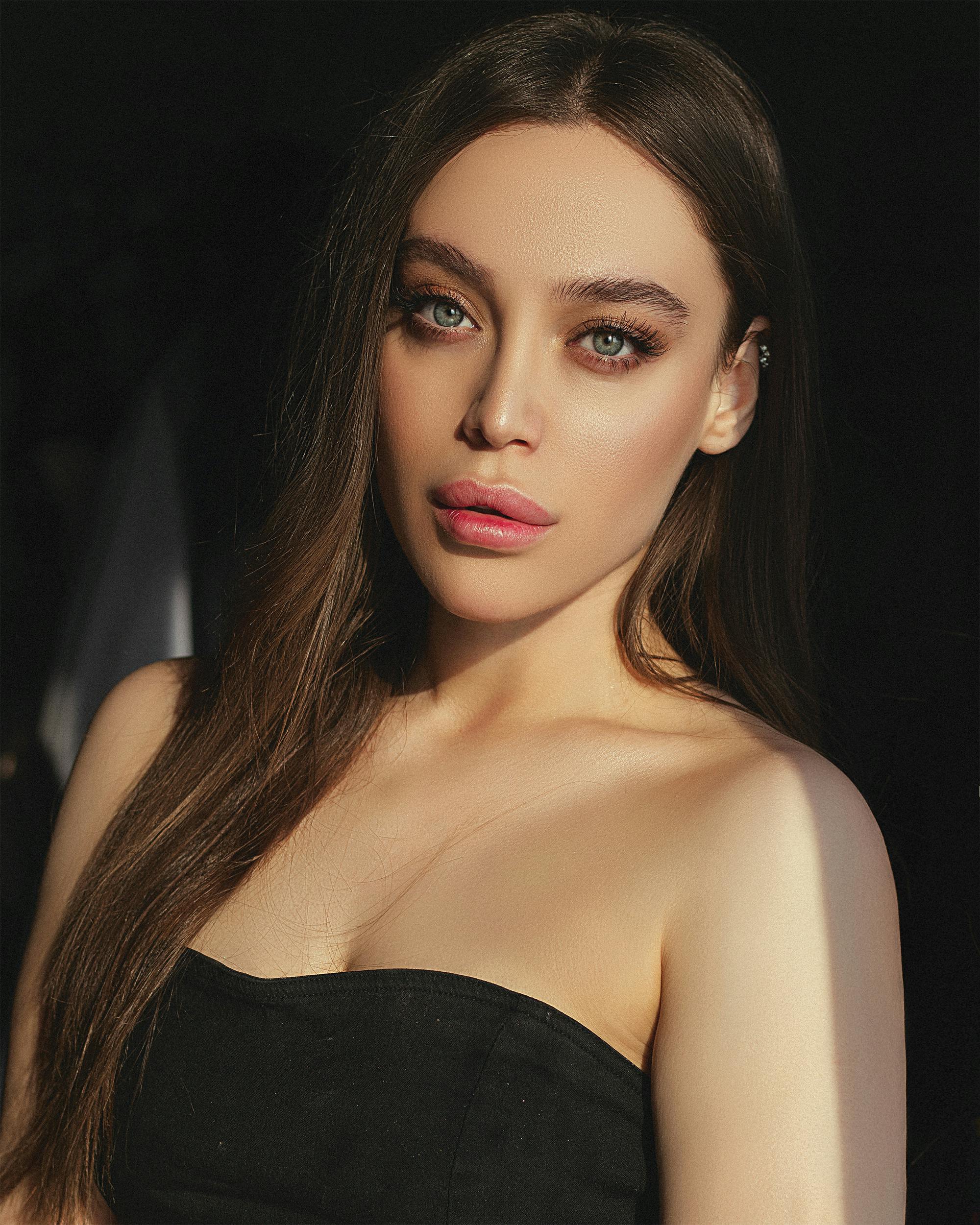 Captivating portrait of a brunette woman with makeup, exuding elegance and style in Moscow.