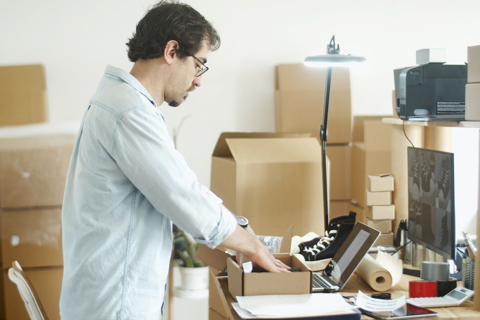 Ondernemer werkt aan vernieuwing van online verkoop Ondernemer werkt aan vernieuwing van online verkoop