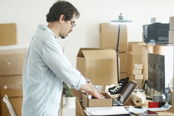 كيف تبدأ مشروعك الصغير: فريق عمل يناقش خطة المشروع