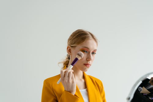 Foto profissional grátis de aplicando, beleza, cosméticos