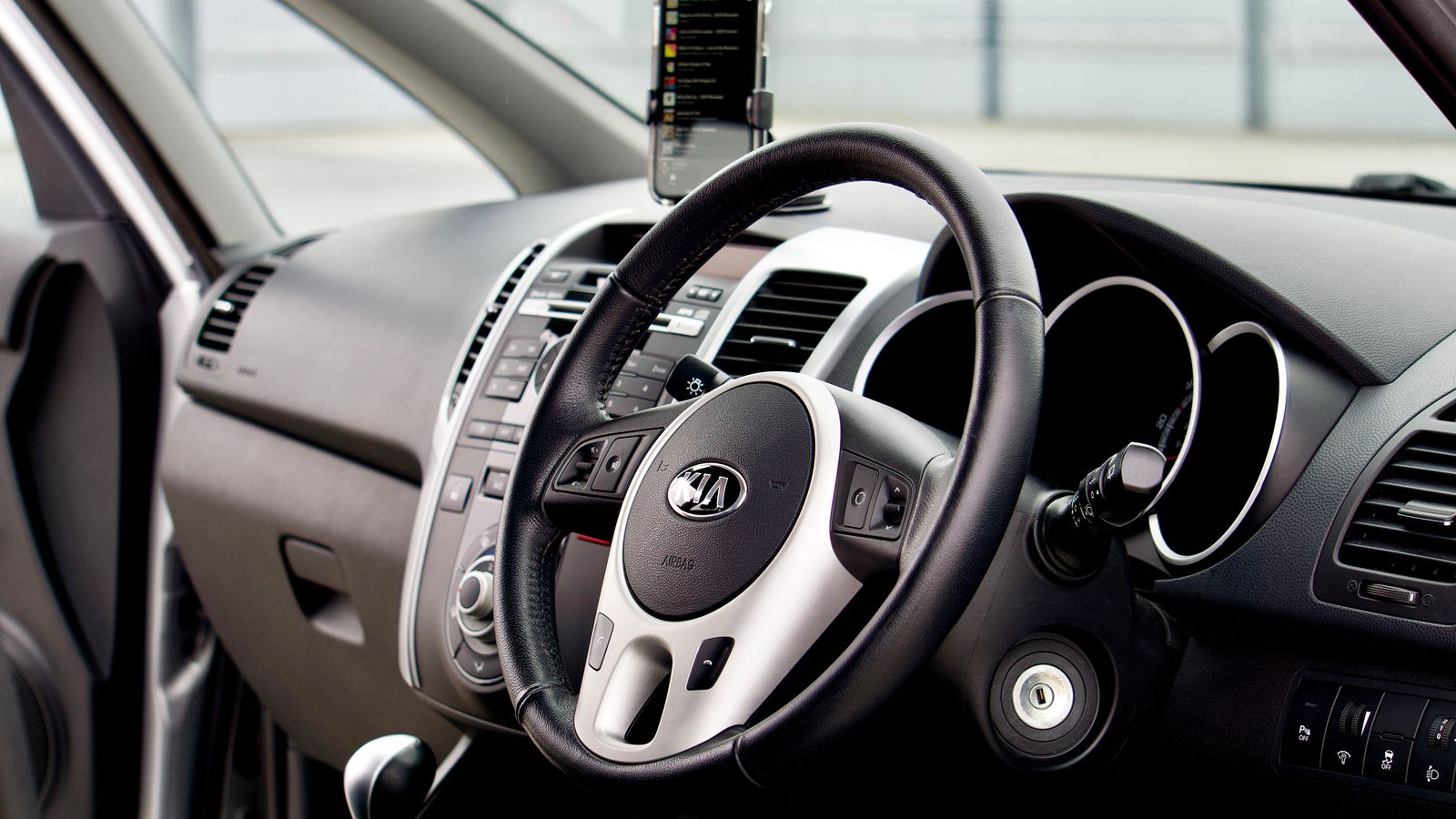 Painel de carro usado ao lado de smartphone durante conversa de venda