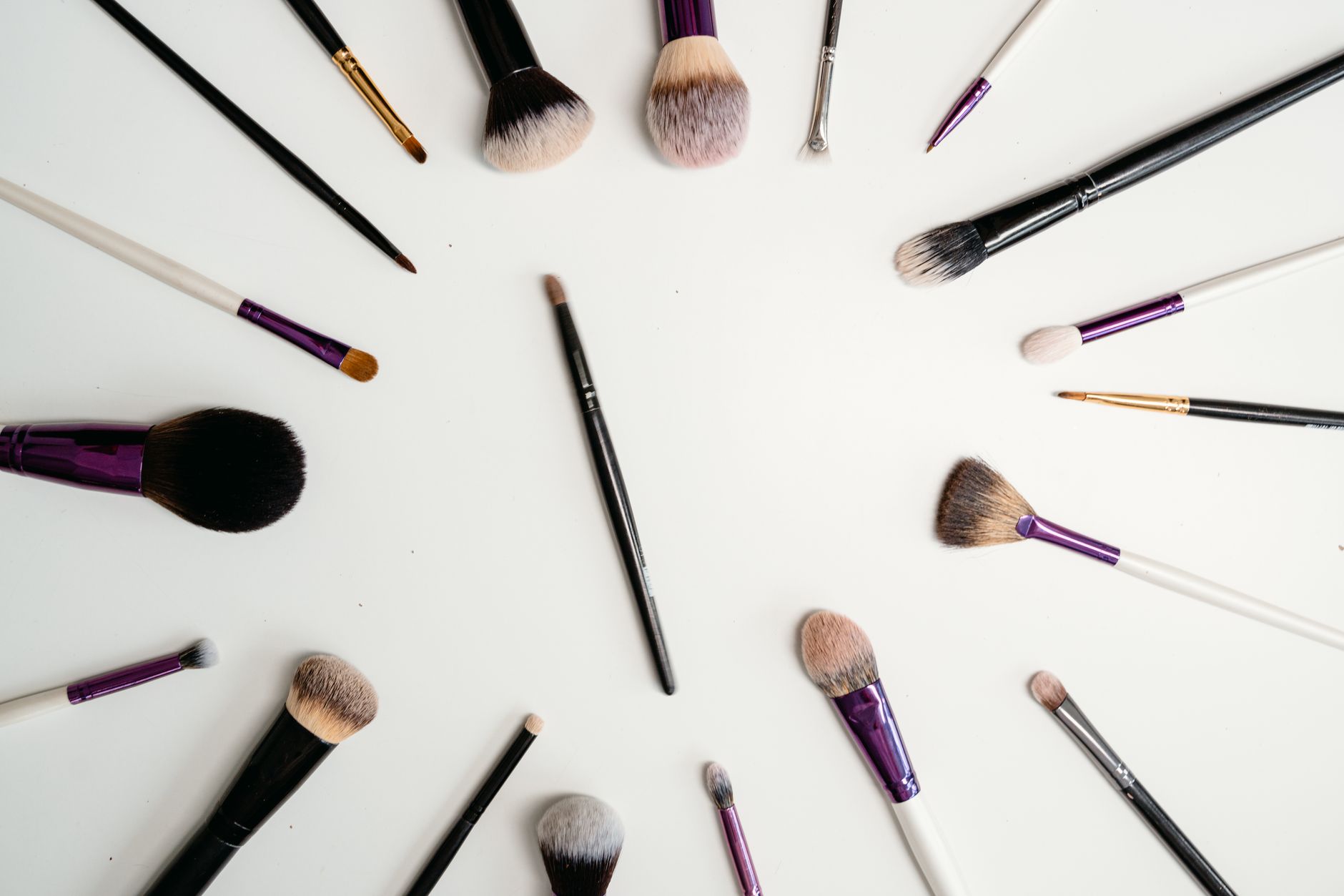 How to Choose Makeup Brushes: Synthetic vs Natural, Essential Set (2026)
