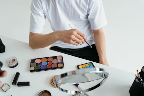 Free Person in White T-shirt Holding Makeup Brush Stock Photo