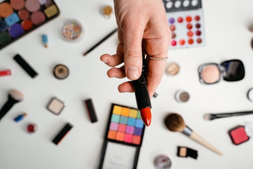 Immagine gratuita di make-up, mano, palette di ombretti