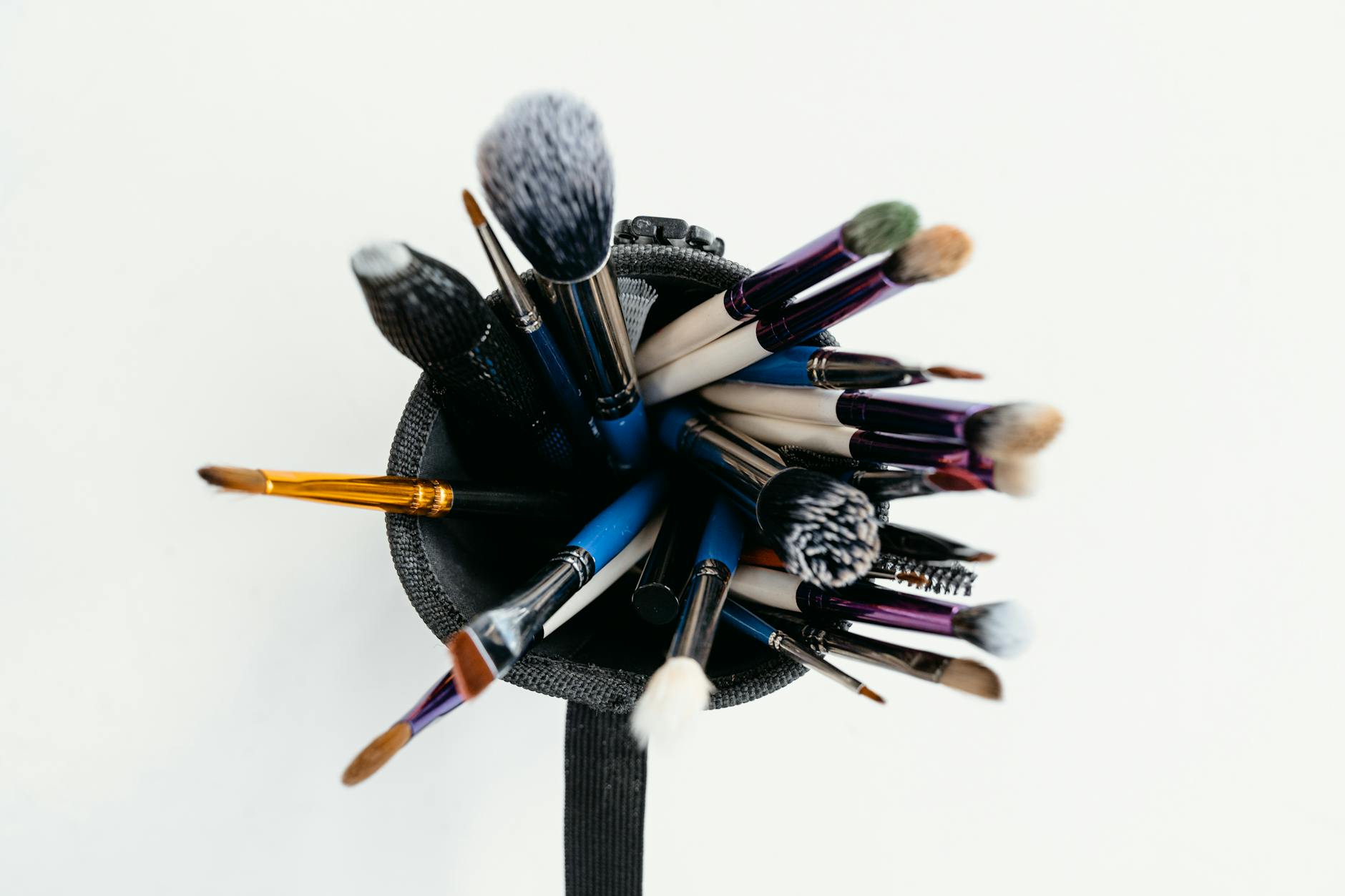 https://www.pexels.com/photo/assorted-make-up-brushes-7290735/