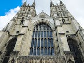 这座哥特式大教堂的立面雄伟，配有双塔和精美的彩色玻璃窗