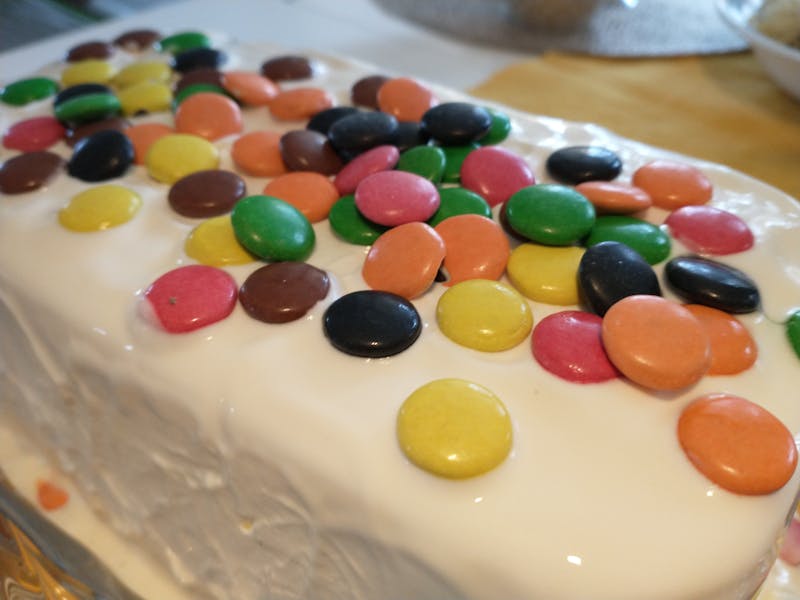 Barra de sabonete artesanal de argila com textura rústica sobre uma base de cerâmica clara.