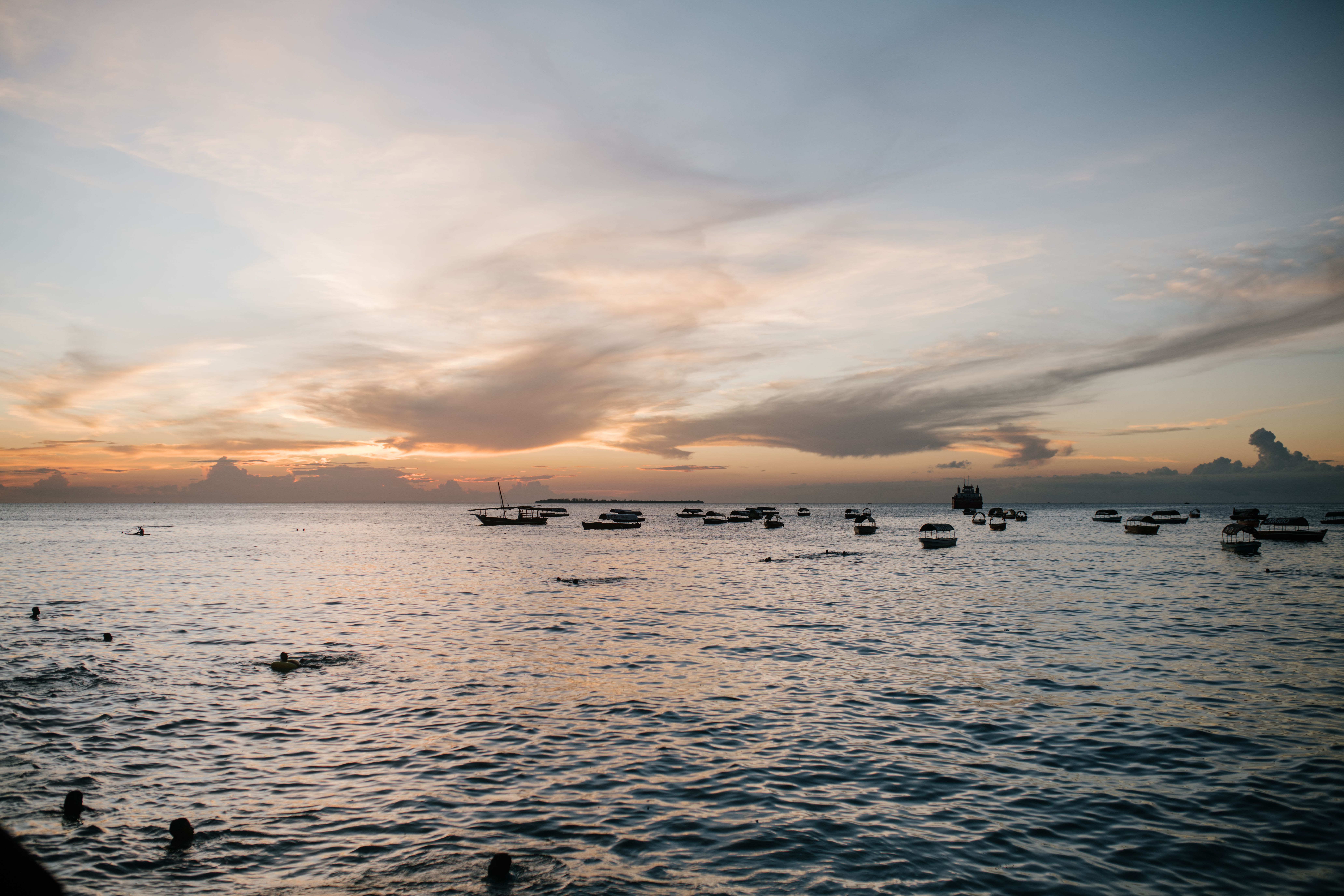 Silhouette De Personnes Sur La Mer Au Coucher Du Soleil