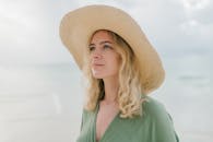 一位戴着草帽的妇女在海边享受宁静的一天的肖像