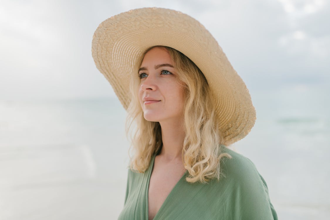 Free Dreamy woman in summer outfit near sea Stock Photo