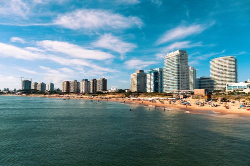 Free Explore Punta del Este's beautiful beachfront cityscape with blue waters and vibrant life. Stock Photo
