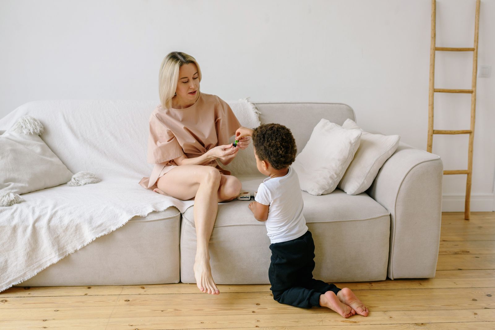 Mutter und Kind zu Hause als Symbol für Familienplanung und veränderte Beihilfe