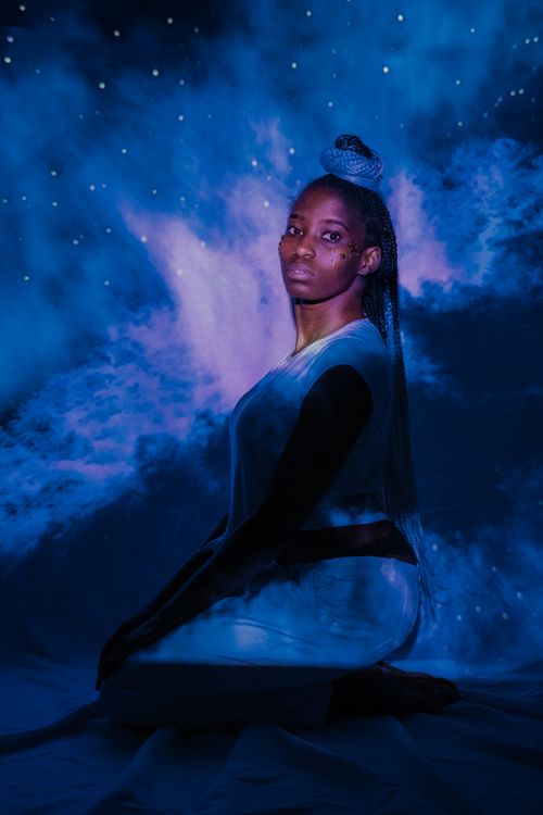 Free Elegant portrait of a woman in a mystical, starry backdrop, conveying fashion and art. Stock Photo
