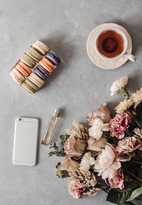 Ilmainen kuvapankkikuva tunnisteilla älypuhelin, flatlay, kukkakimppu