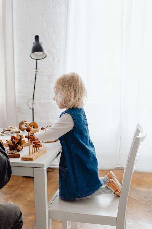 Gratis stockfoto met binnen, blauwe jurk, blond haar