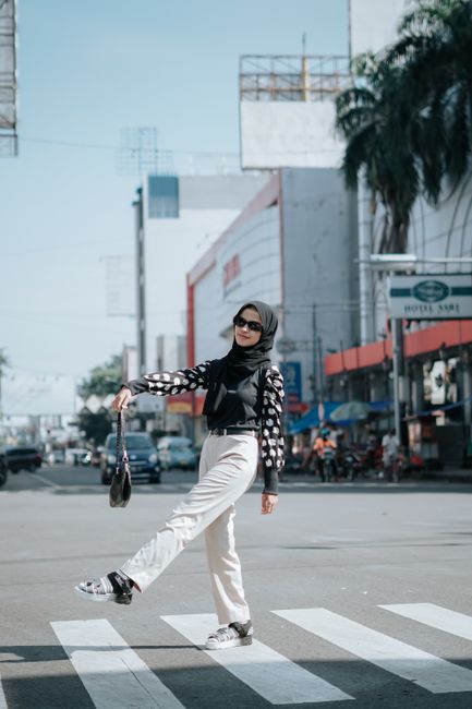 Polka dot layer over white wide-leg trousers, accessories all in black ☀️
#dailylook #black #hijab #cardigan