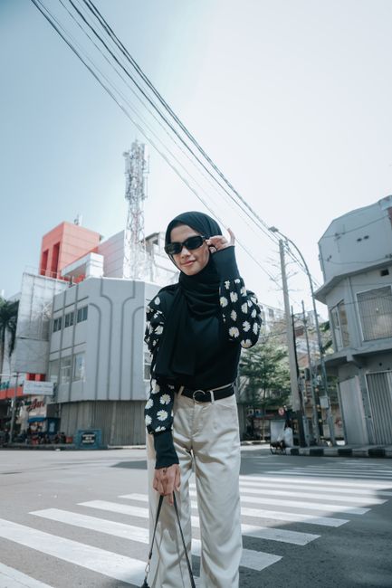 Me gusta mucho el estampado de flores de las mangas. hoy con pantalón blanco para darle ligereza, sencillo pero perfecto 🌼
#moda #lookdeldia #black #hijab