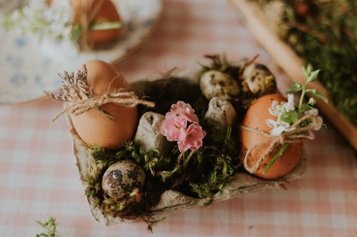 Little Easter Decoration Arrangement in an Egg Box 
