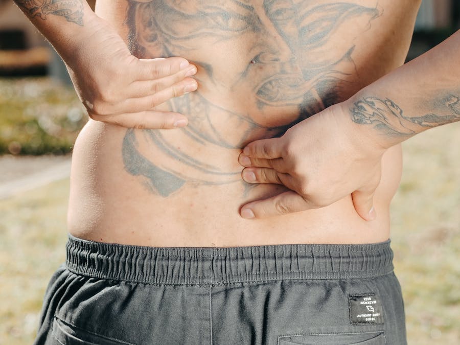 What cancer starts with back pain?