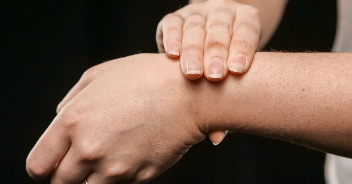 Γιατί πονάνε και πάλλονται οι καρποί μου όταν κοιμάμαι με τα χέρια διπλωμένα;