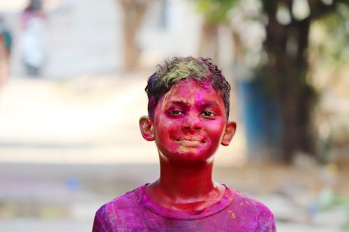 Darmowe zdjęcie z galerii z festiwal indyjski, festiwal kolorów, hinduski chłopiec