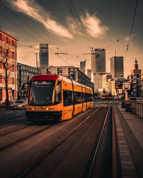 Foto profissional grátis de bonde, cidade, edifícios