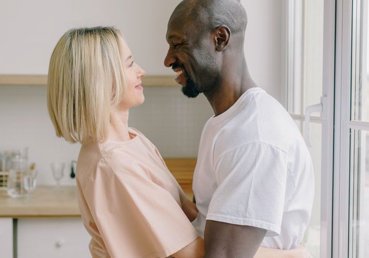 1 couple meeting for first date from online dating app