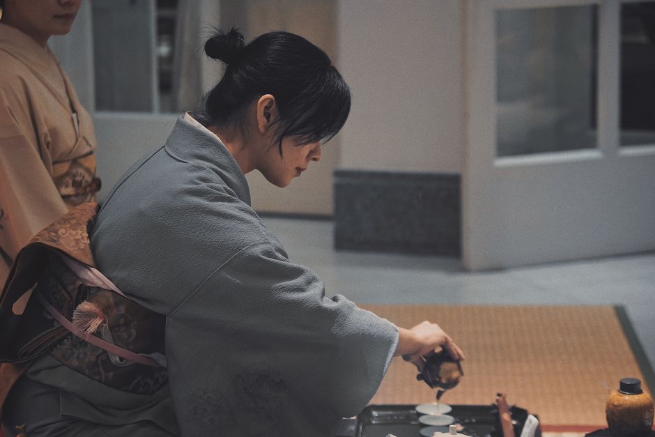 <b>Etika Mengenakan Kimono: Menghormati Budaya Jepang</b> <b>Etika Mengenakan Kimono: Menghormati Budaya Jepang</b>