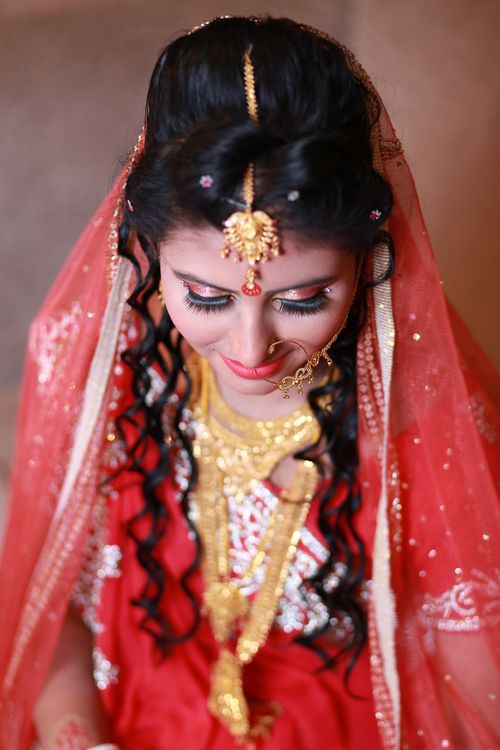 Free A beautiful Indian bride in traditional attire and jewelry, captured in a close-up portrait. Stock Photo