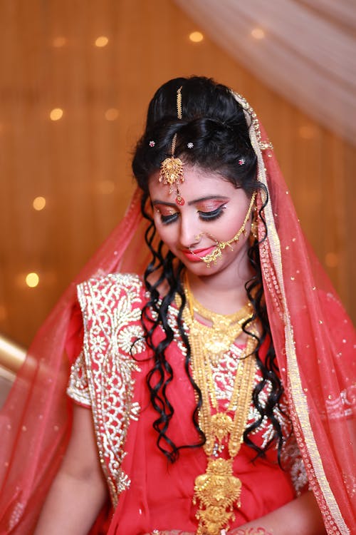 Mulher Em Vestido Tradicional Sari Vermelho E Branco