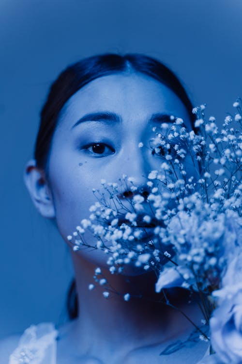 Gratis stockfoto met Aziatisch, bedekkend gezicht, blauw licht