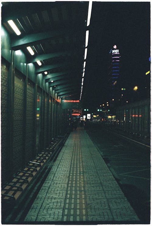 Бесплатное стоковое фото с автобусная остановка, вертикальный выстрел, городской