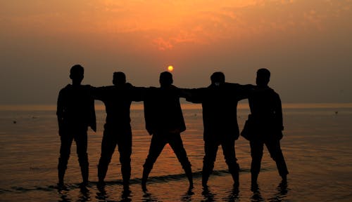 Immagine gratuita di gruppo di persone, sfondo tramonto, silhouette