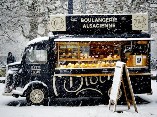 黑色boulangerie Alsacience食品卡车