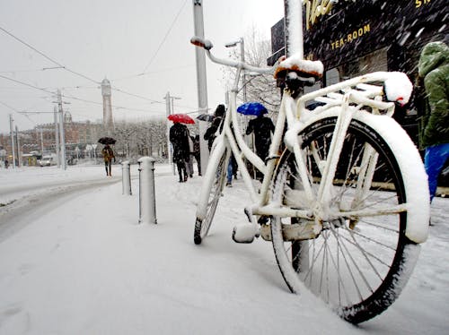 免費 白城市自行車蓋與雪 圖庫相片