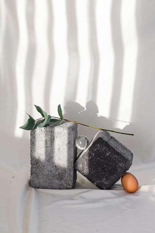 Gratis lagerfoto af æg, balance, beton