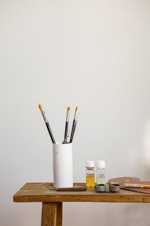 ahşap masa, boya, boya fırçası içeren Ücretsiz stok fotoğraf