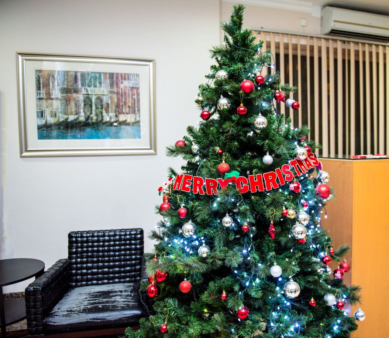 a beautifully decorated christmas tree with ornaments and lights in a