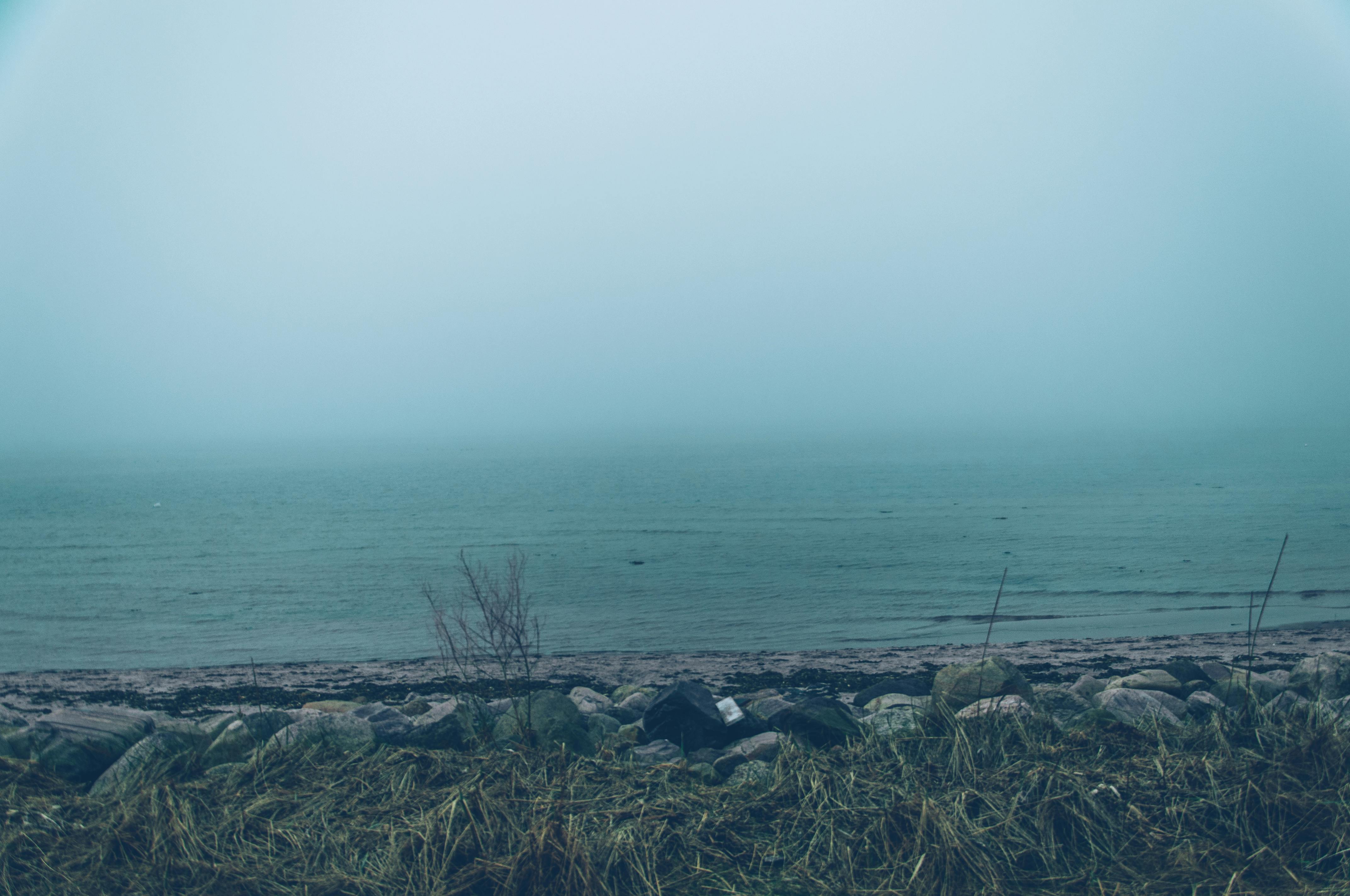 丹麦克雷鲁普宁静的雾海景色捕捉了海岸的平静风光