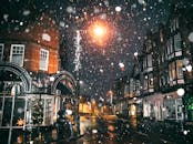 白雪皑皑的夜晚，神奇地捕捉了冬季的魅力