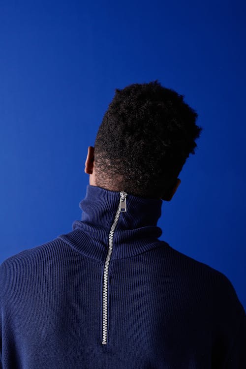 Foto stok gratis konseptual, latar belakang biru, lelaki berkulit hitam