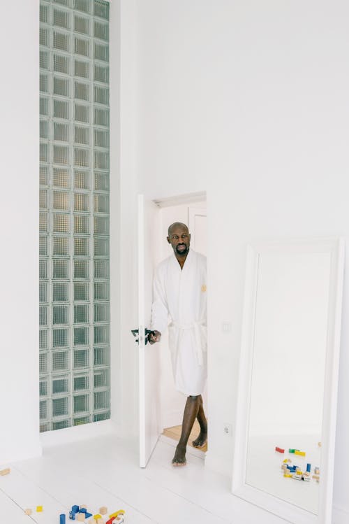 Gratis stockfoto met badjas, deur, deuropening