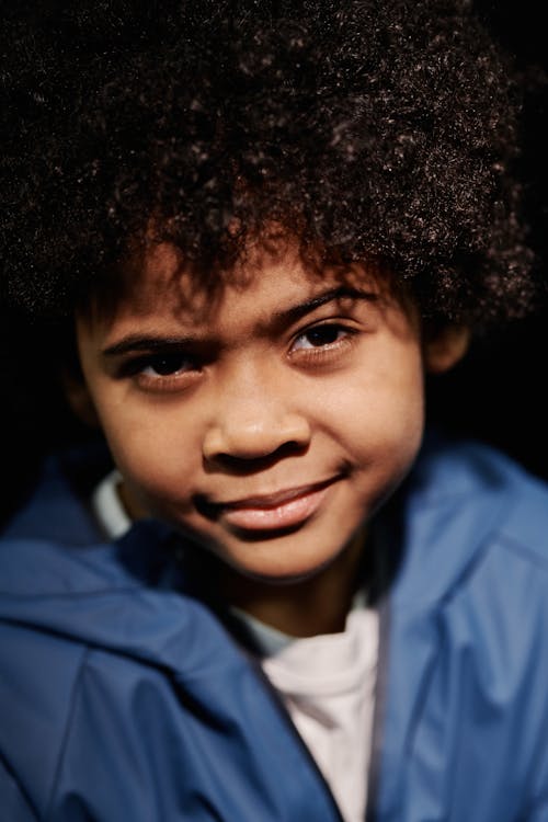 afrikalı-amerikalı çocuk, afro saç, bakmak içeren Ücretsiz stok fotoğraf