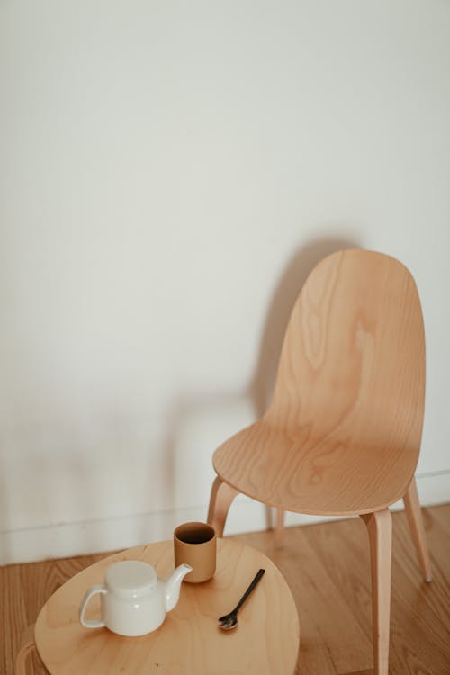 grátis Foto profissional grátis de bule, cadeira de madeira, caneca Foto profissional
