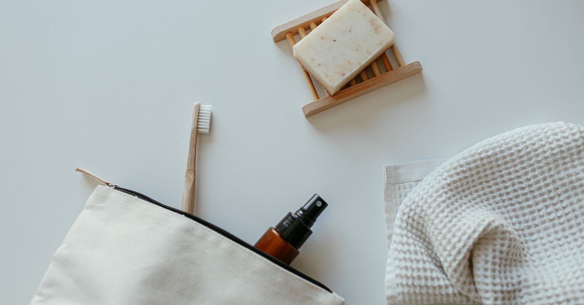 Minimalisme Voyage : Comment Créer une Trousse de Toilette Efficace