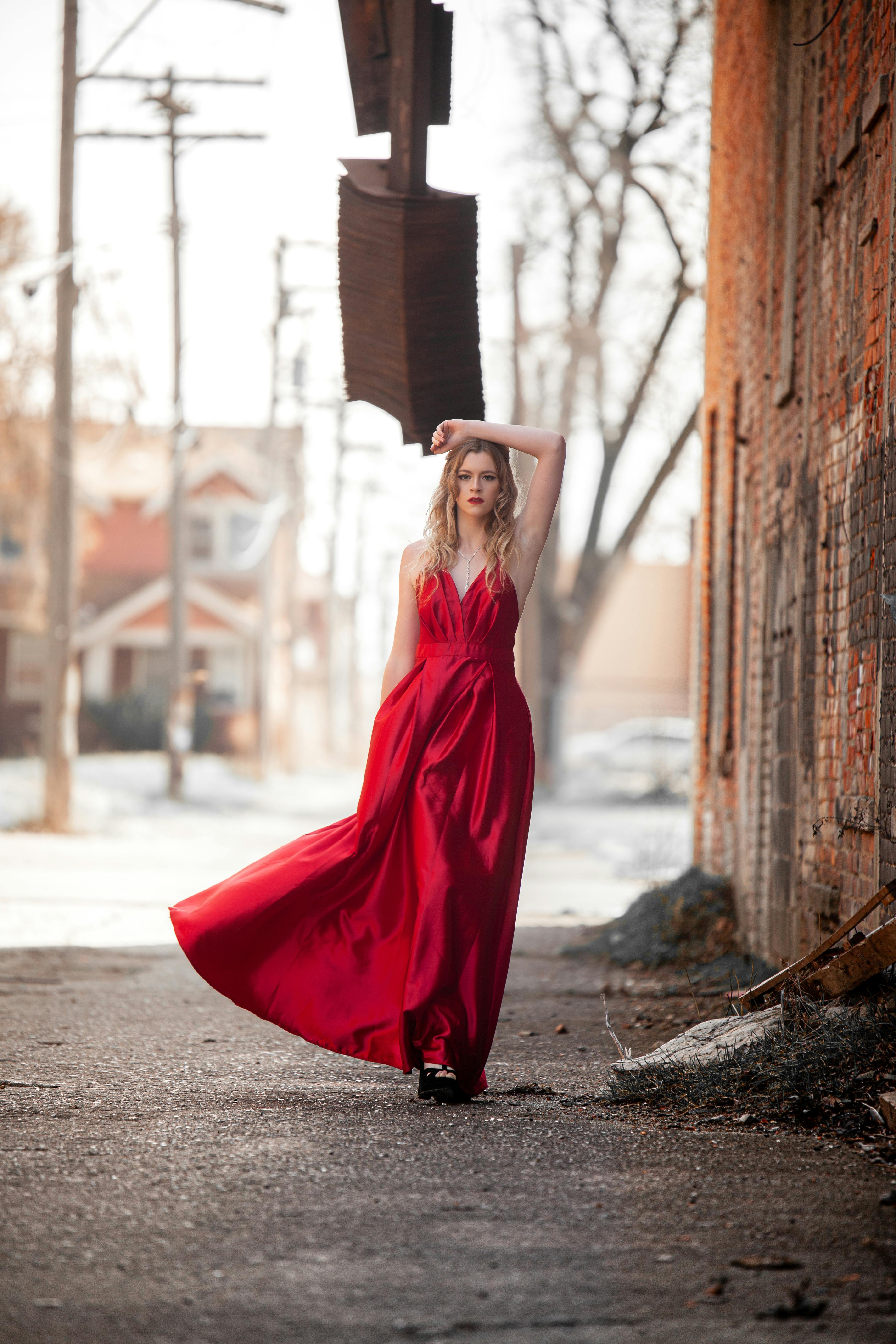 Kostenlos Kostenloses Stock Foto zu abendkleid, außeneinstellung, backsteinmauer Stock-Foto