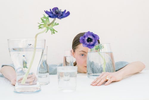 Kostnadsfri bild av blomning, bord, flicka
