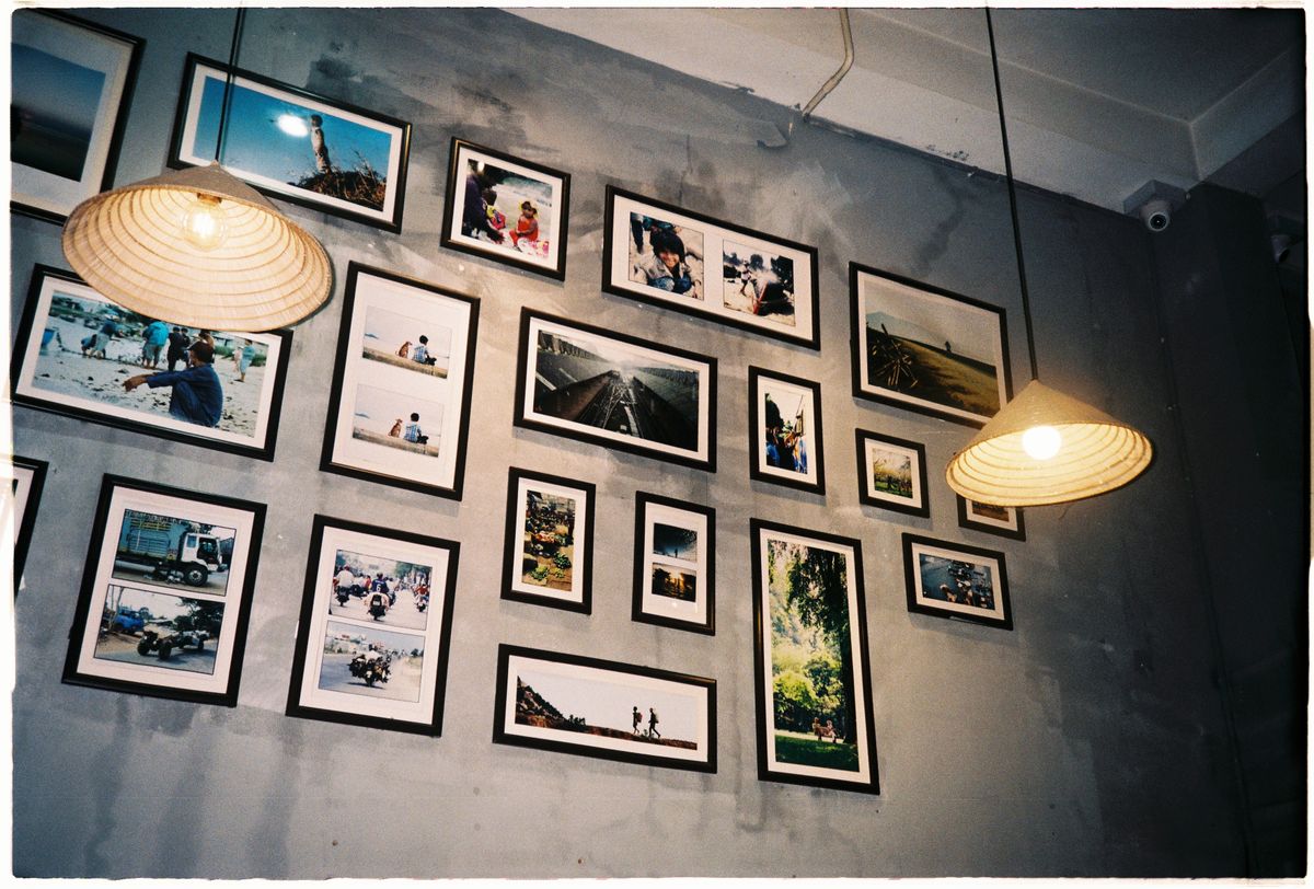 Parede com composicao de molduras e fotos em estilo gallery wall