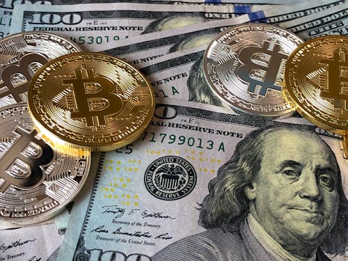 Free Bitcoins En Amerikaanse Dollarbiljetten Stock Photo